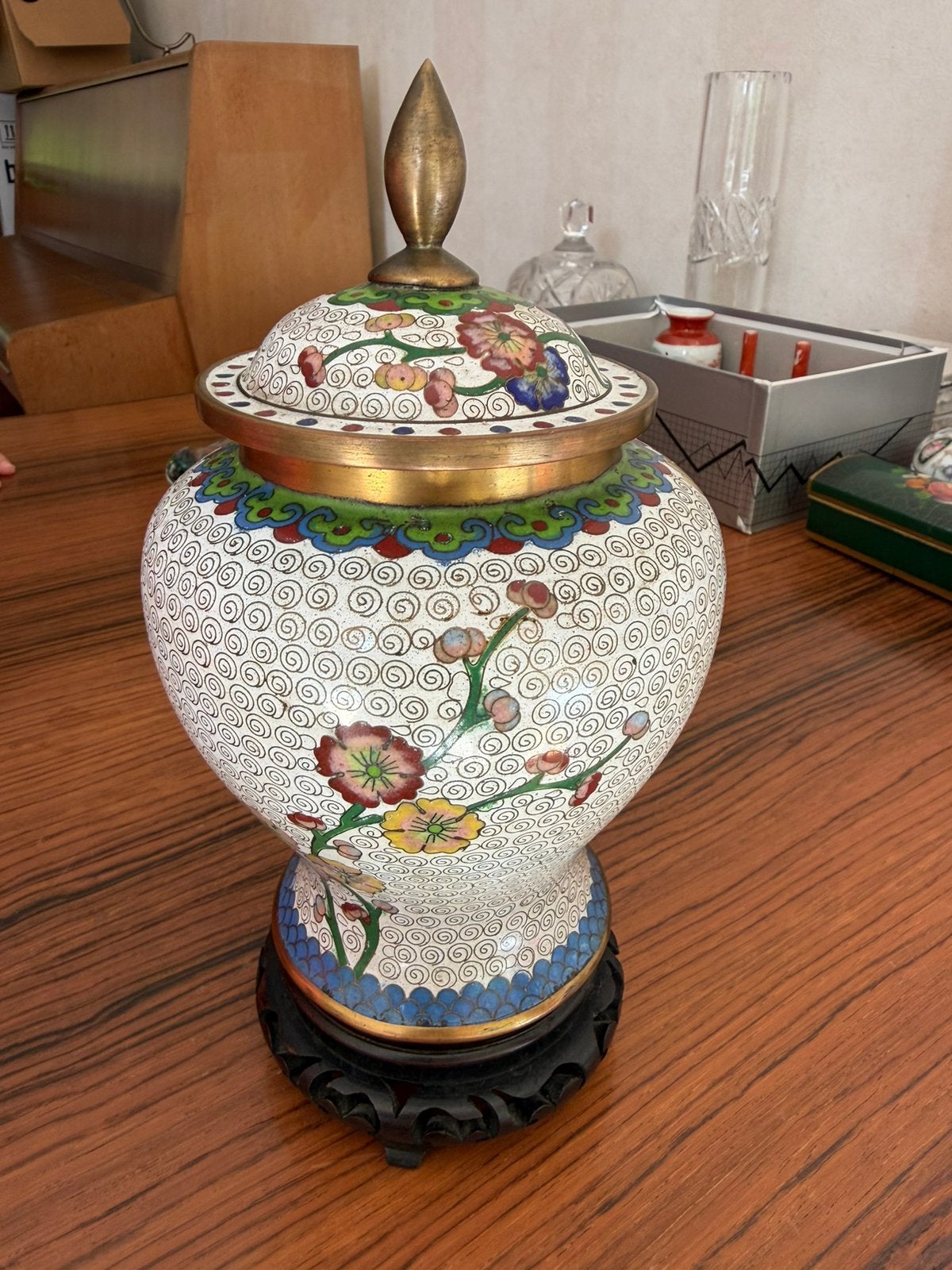 Chinese cloisonné dekselvaas 21,5 cm – houten standaard, Antiek en Kunst, Ophalen of Verzenden