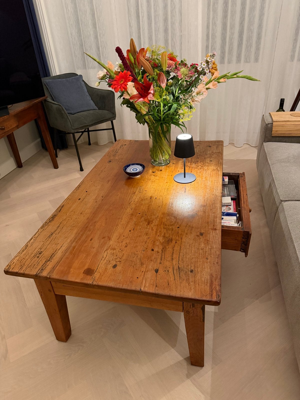 Antieke houten salontafel met lade, 50 – 75, Gebruikt, 100 tot 150 cm, Kersenhout
