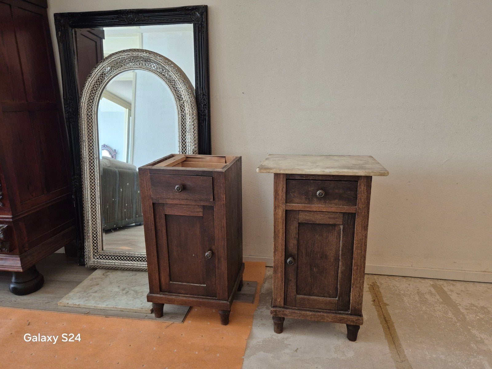 Te koop,2 houten kastjes met marmer blad., Huis en Inrichting, Ophalen, Minder dan 45 cm