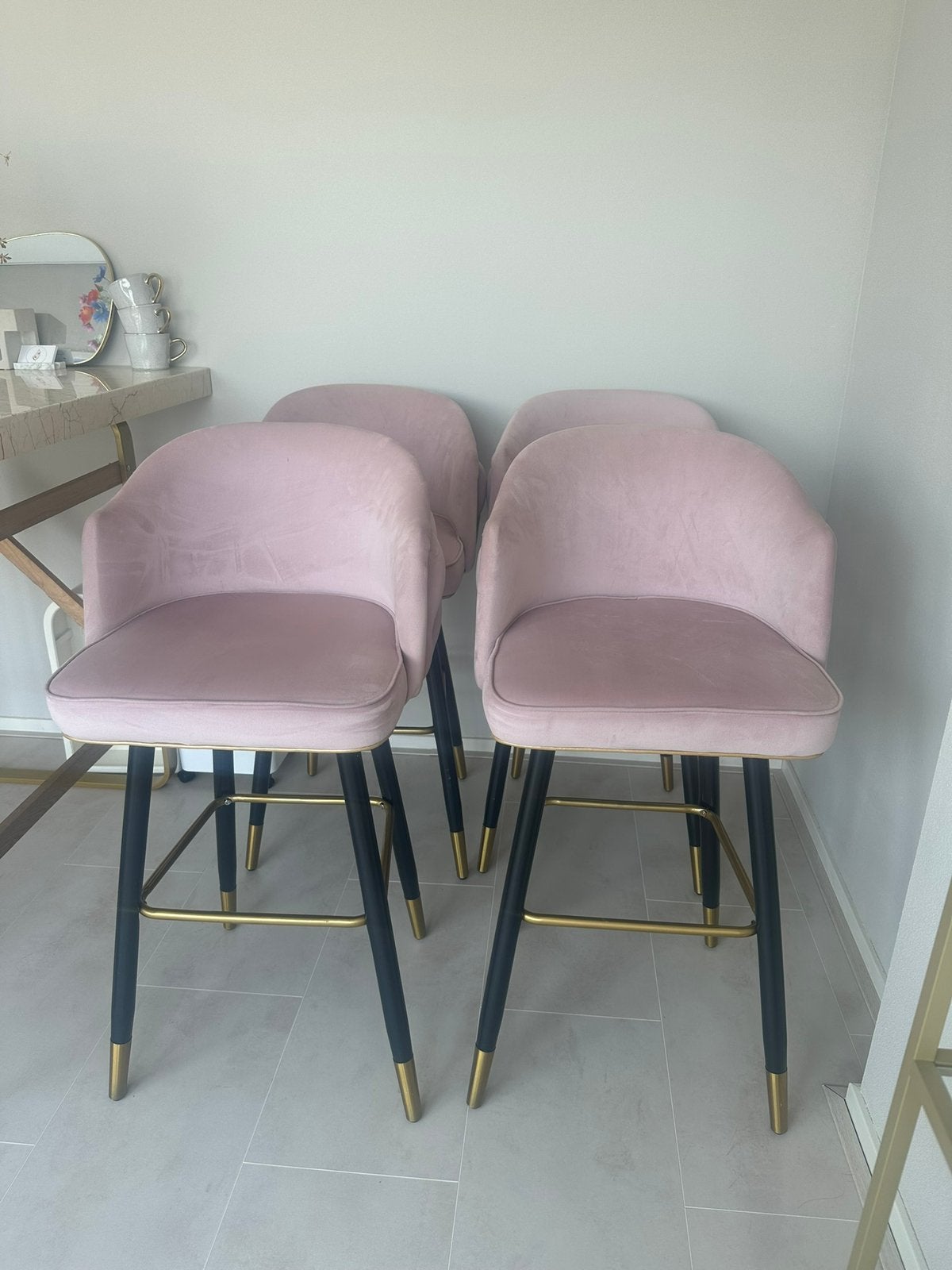 4 Velvet barkrukken lila/paars met zwart + gouden poten, 2 krukken, Ophalen, Zo goed als nieuw, 60 tot 90 cm