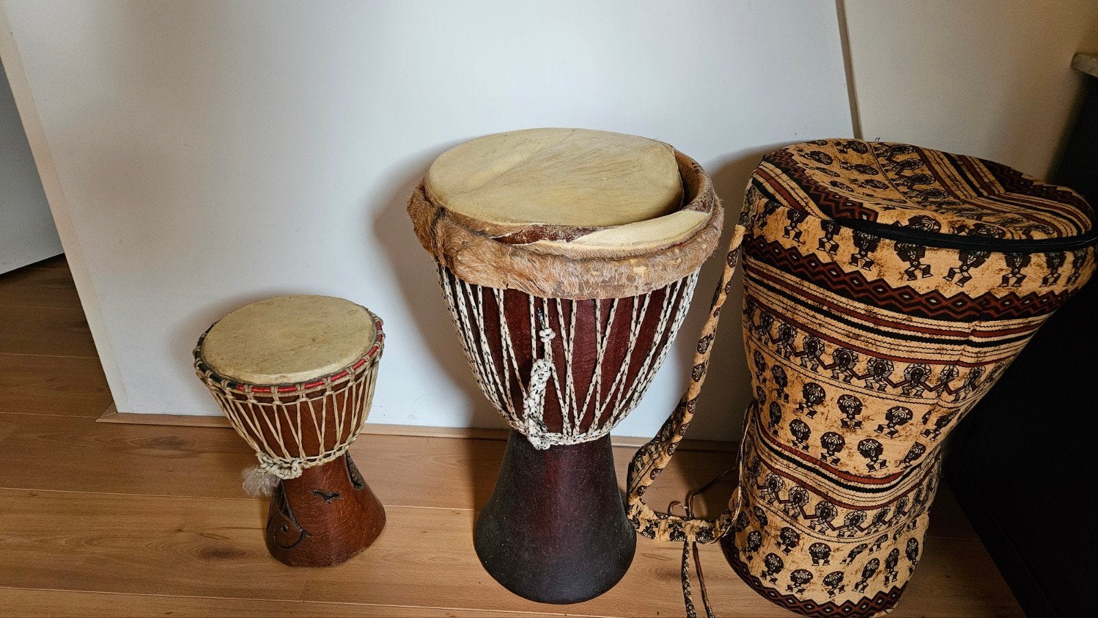 2 Djembe trommels met hoes - Handgemaakt uit Gambia, Ophalen, Gebruikt, Trommel