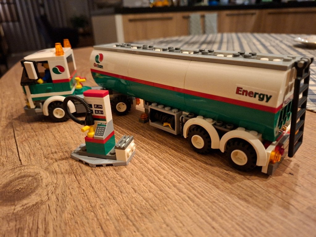 Lego Octan Tankwagen 3180 met Pomp - Complete Set, Lego, Ophalen of Verzenden, Complete set, Compleet