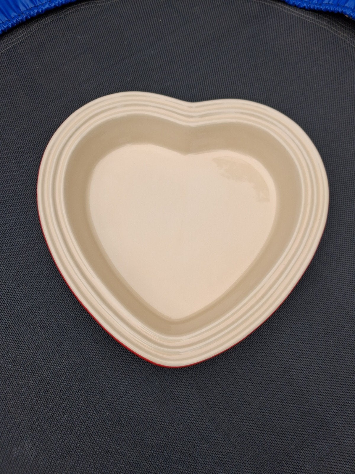 Le Creuset 'hartvormig' aardewerk schaal (zgan), Le Creuset, Ophalen of Verzenden, Zo goed als nieuw, Steen/keramiek