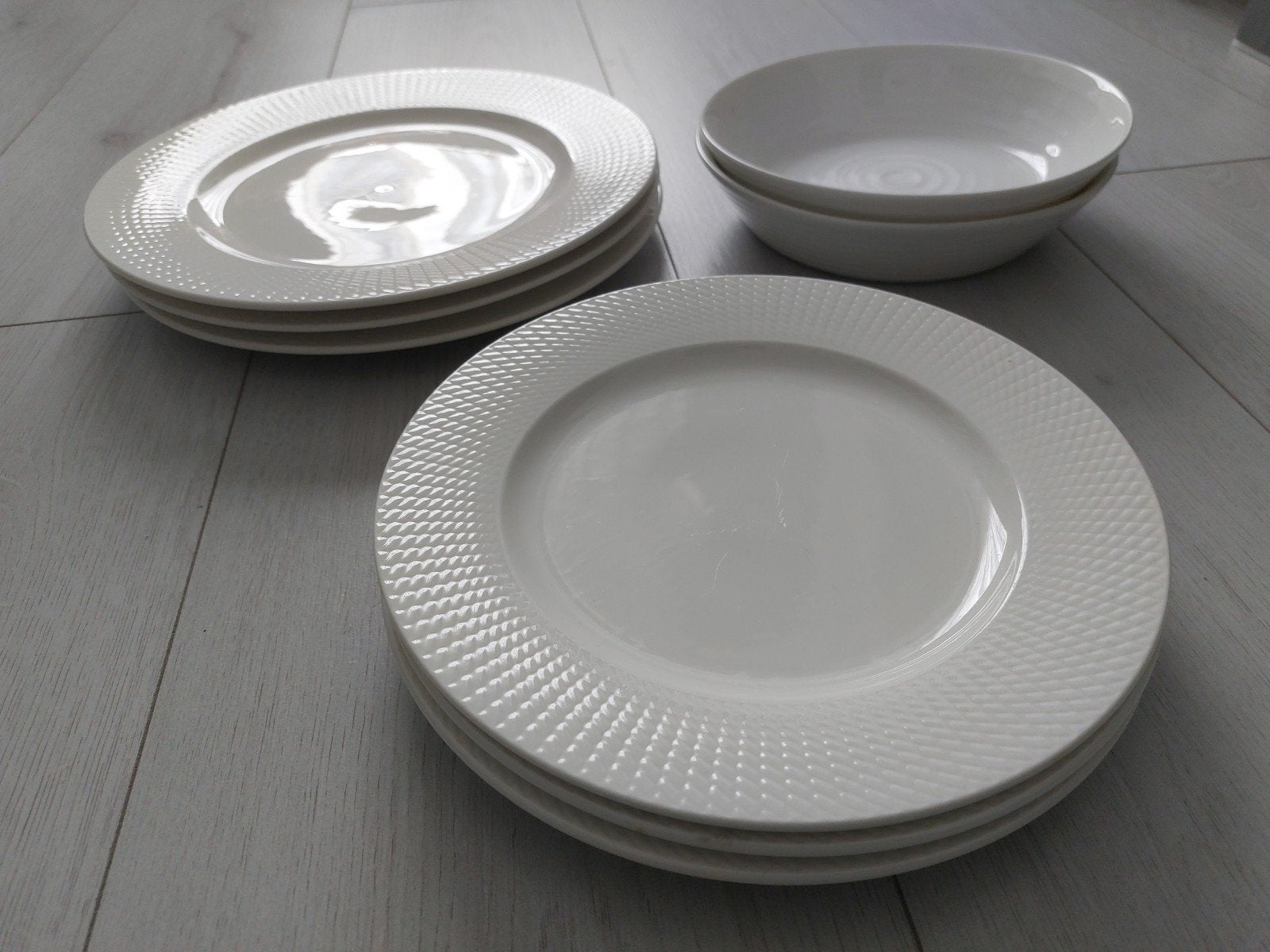 Wit servies: 6 borden en 2 kommen, Ophalen of Verzenden, Overige stijlen, Bord(en)
