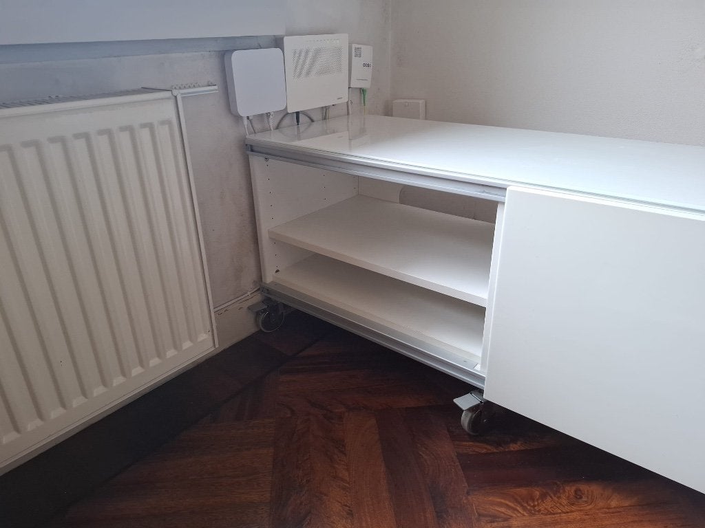 Foto 3 van Witte IKEA Bestå tv-meubel, met wielen