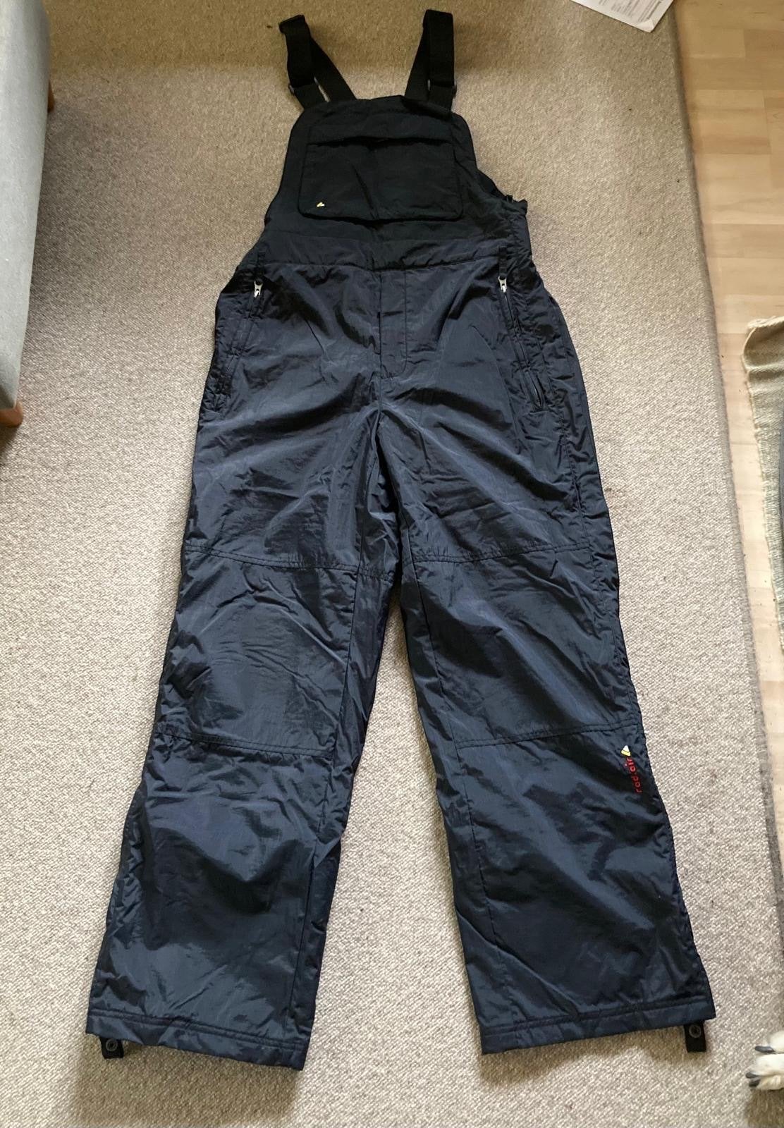 Zwarte ski- of snowboardbroek met bretels met BUTT-PROTECTOR, Ophalen, Zo goed als nieuw, Maat 38/40 (M), Broek
