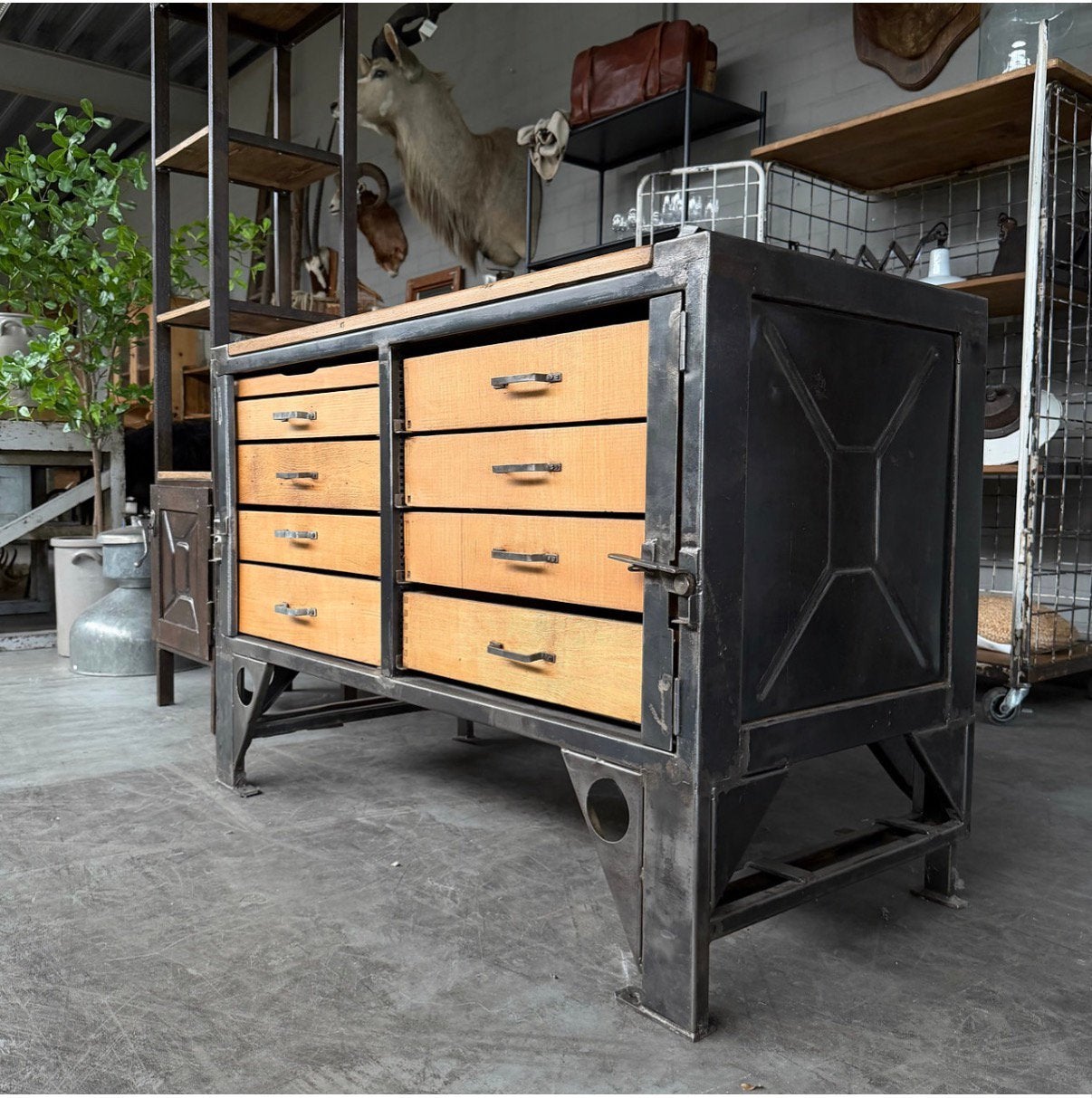 Oude militaire ladekast, vintage werkbank, dressoir, Ophalen