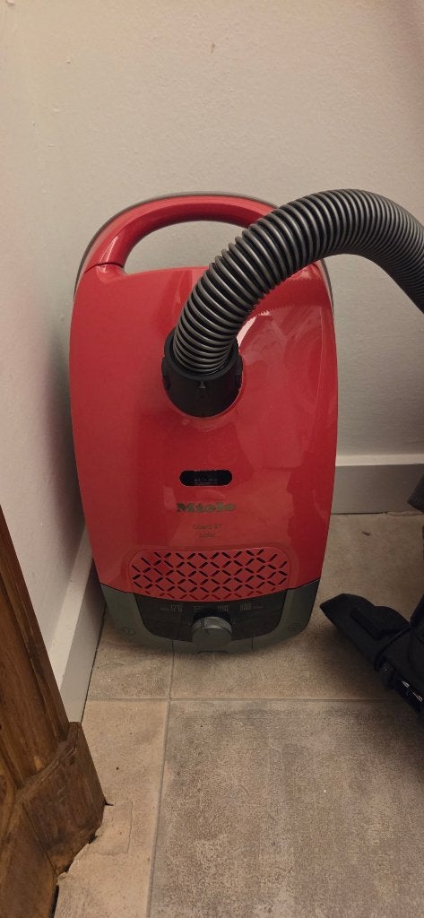 Topkwaliteit Miele stofzuiger Guard S1 Junior, Witgoed en Apparatuur, Zo goed als nieuw, Miele, Minder dan 1200 watt, Steelstofzuiger