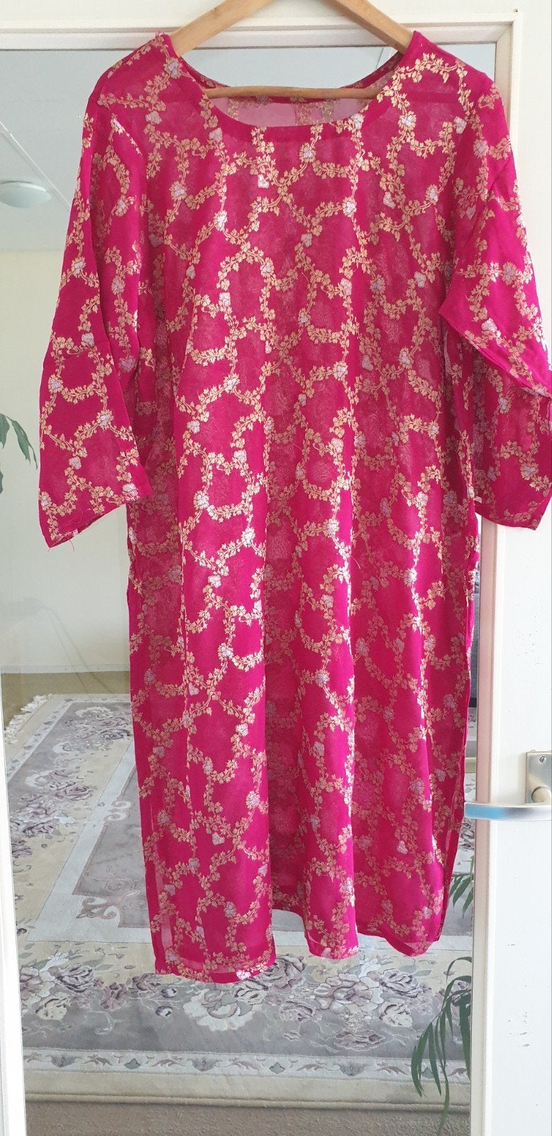 Roze Indiase Salwar Kameez met gouden print, Onbekend, Ophalen of Verzenden, Zo goed als nieuw