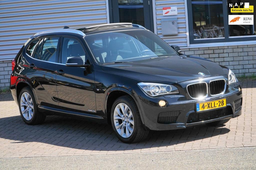 BMW X1 SDrive20i 1STE EIGENAAR M-SPORT PANO, 4 cilinders, Zwart, 184 pk, SUV of Terreinwagen