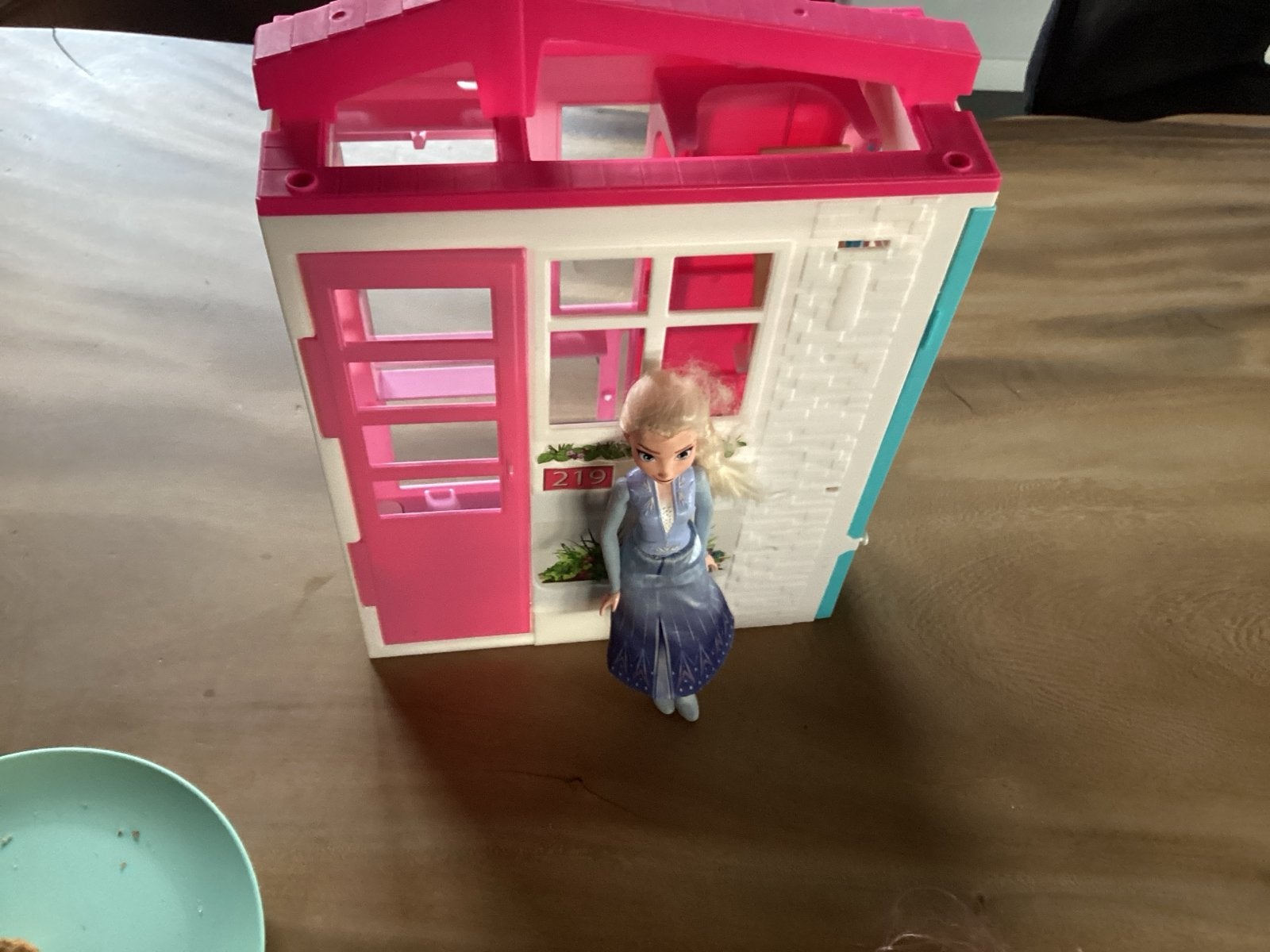 Barbiehuis met Elsa pop - Zo goed als nieuw, Ophalen of Verzenden, Zo goed als nieuw, Barbie