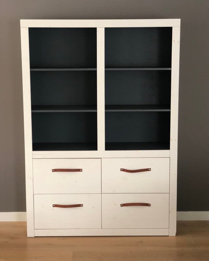 Witte kast met leren handgrepen (Jan des Bouvrie), Ophalen, Overige materialen, 100 tot 150 cm, Zo goed als nieuw