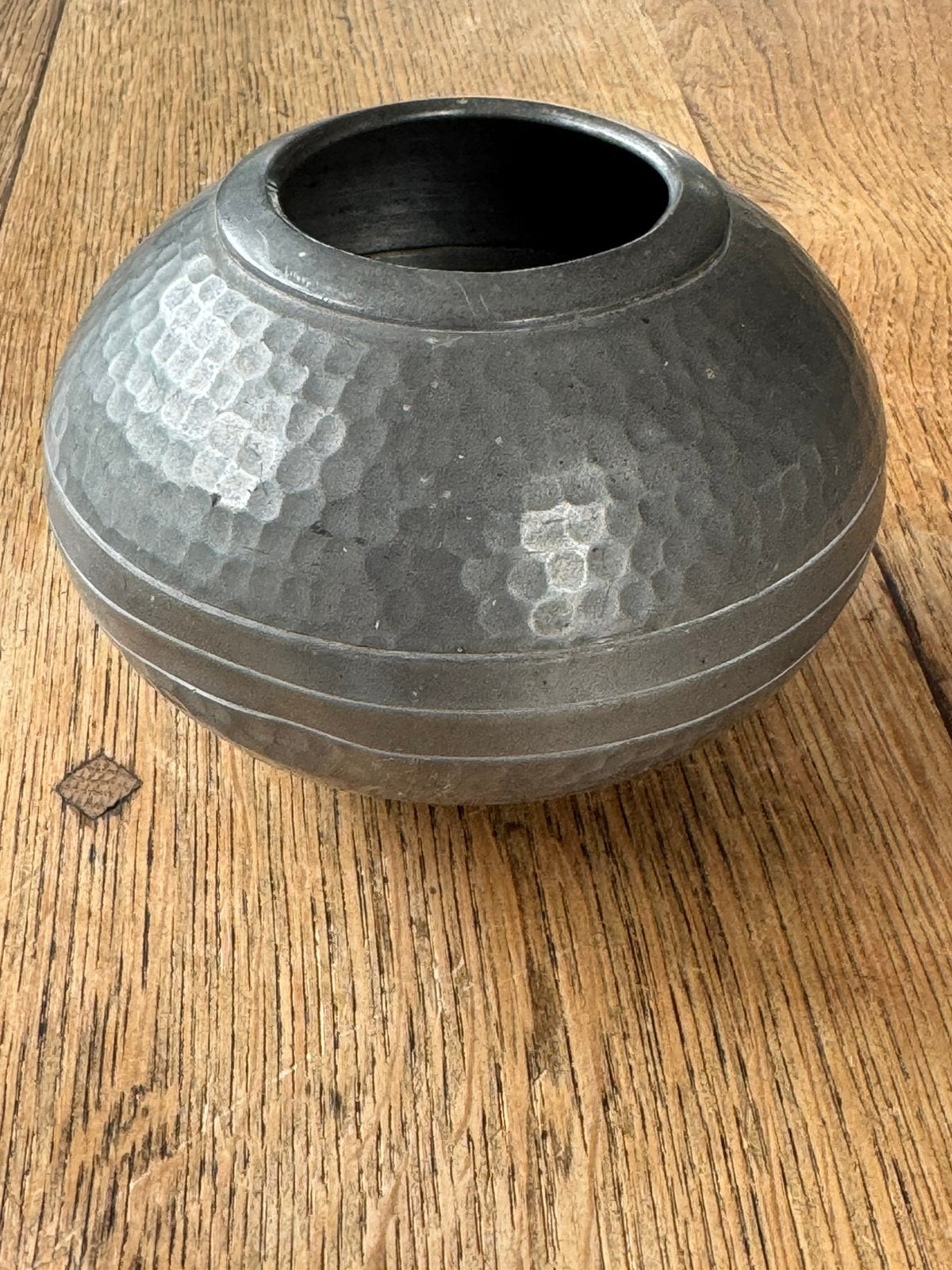 Antieke tinnen bolvaas (handgehamerd Bangka tin (T.T.F.)), Ophalen of Verzenden