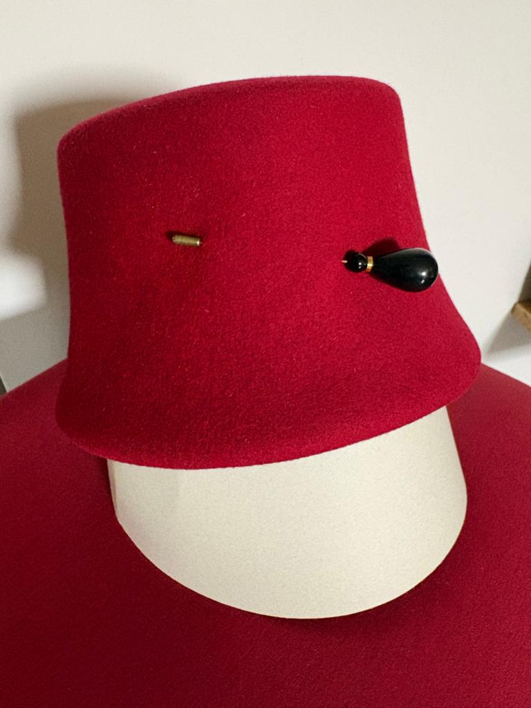 Rode Hoed met Decoratieve Pin, Ophalen of Verzenden, Zo goed als nieuw, One size fits all, Hoed
