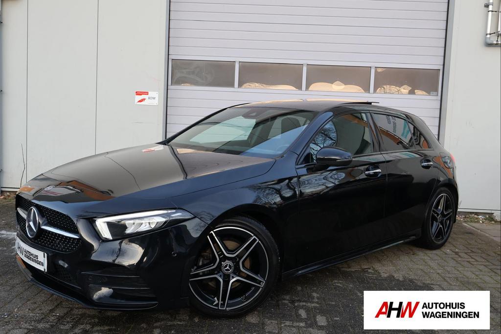 Mercedes-Benz A180D|2020|AMG-Pakket|SFEER.|PANO|, 1345 kg, 4 cilinders, Zwart, Bedrijf