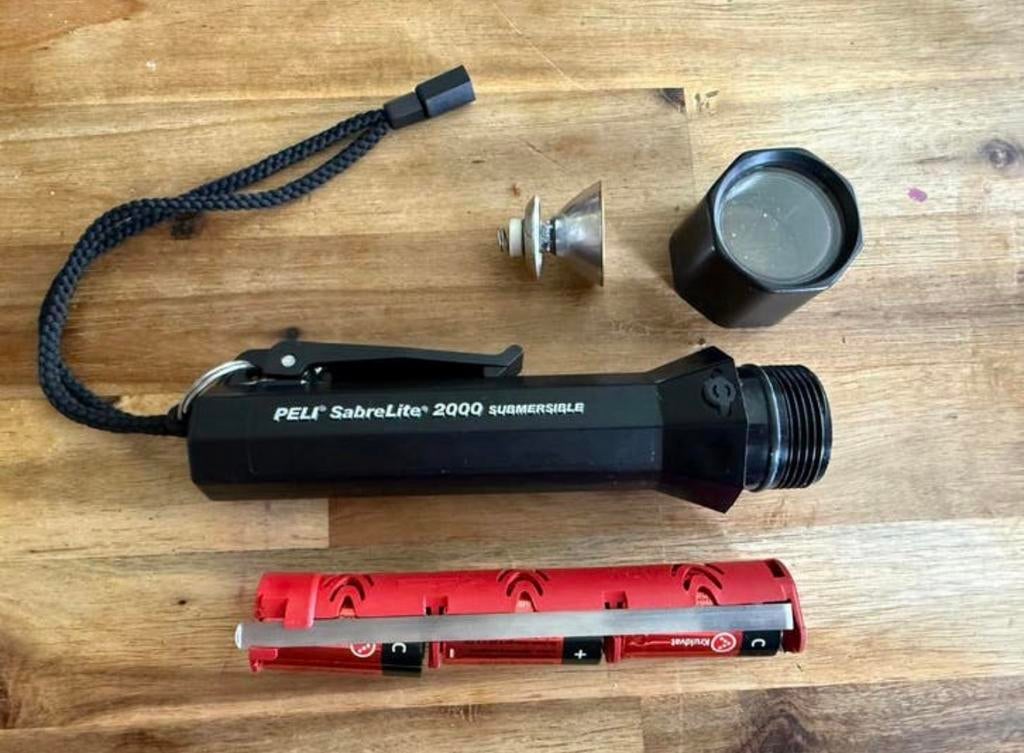 Zaklamp Peli SabreLite 2000 Submersible, Caravans en Kamperen, Ophalen of Verzenden, Zo goed als nieuw, Batterij