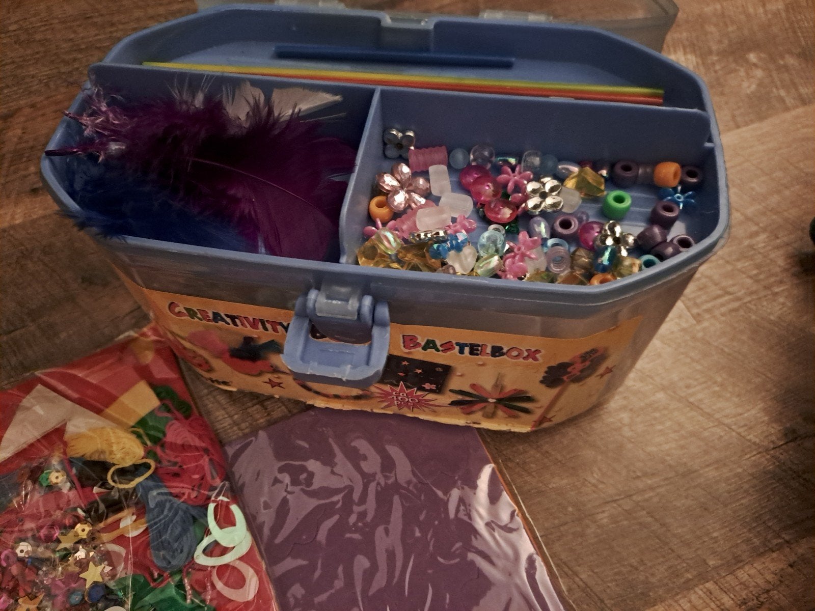 Grote knutselset met diverse materialen en opbergbox, Hobby en Vrije tijd, Gebruikt, Meerkleurig, Ophalen of Verzenden, Overige materialen