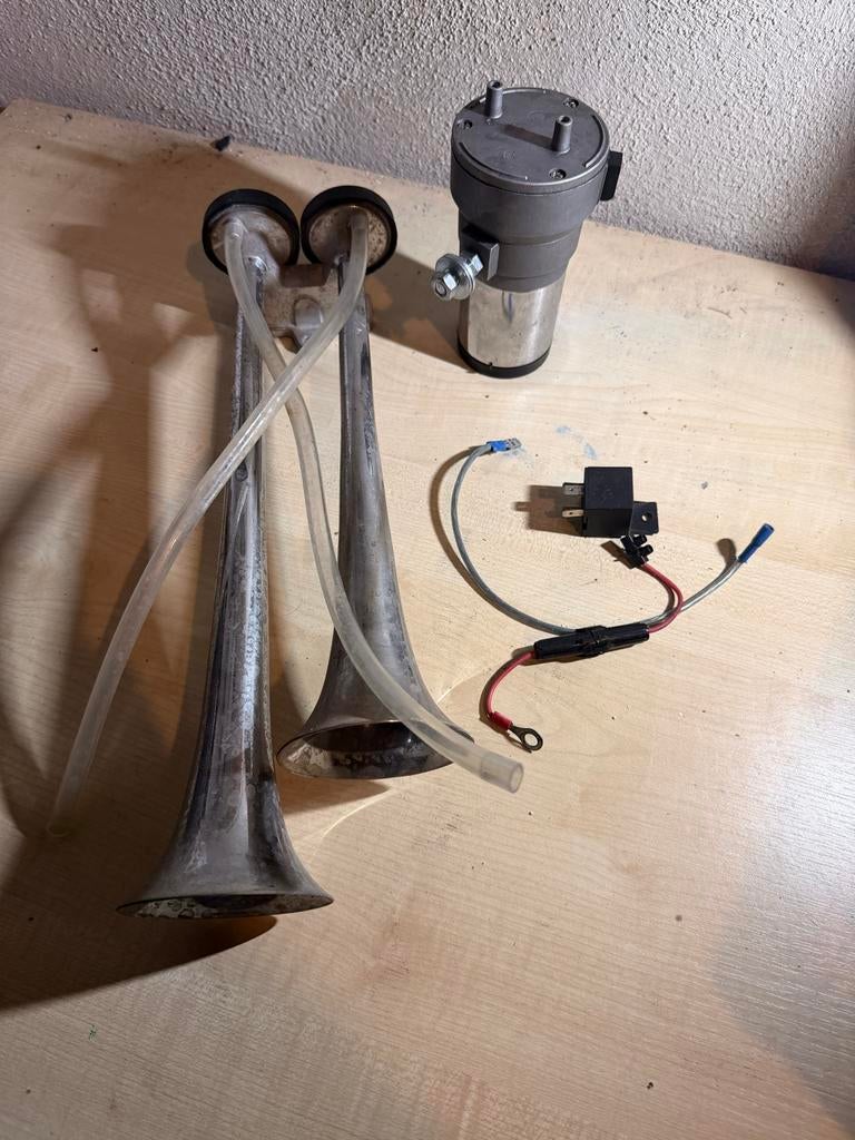 Tweetonige claxon met compressor en relais, Verzenden, Gebruikt, Universele onderdelen