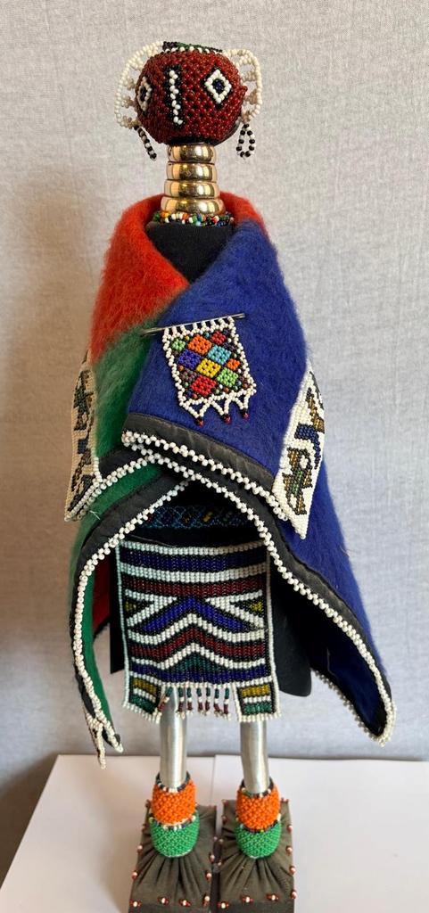 Traditionele Ndebele-pop uit Zuid-Afrika, Ophalen