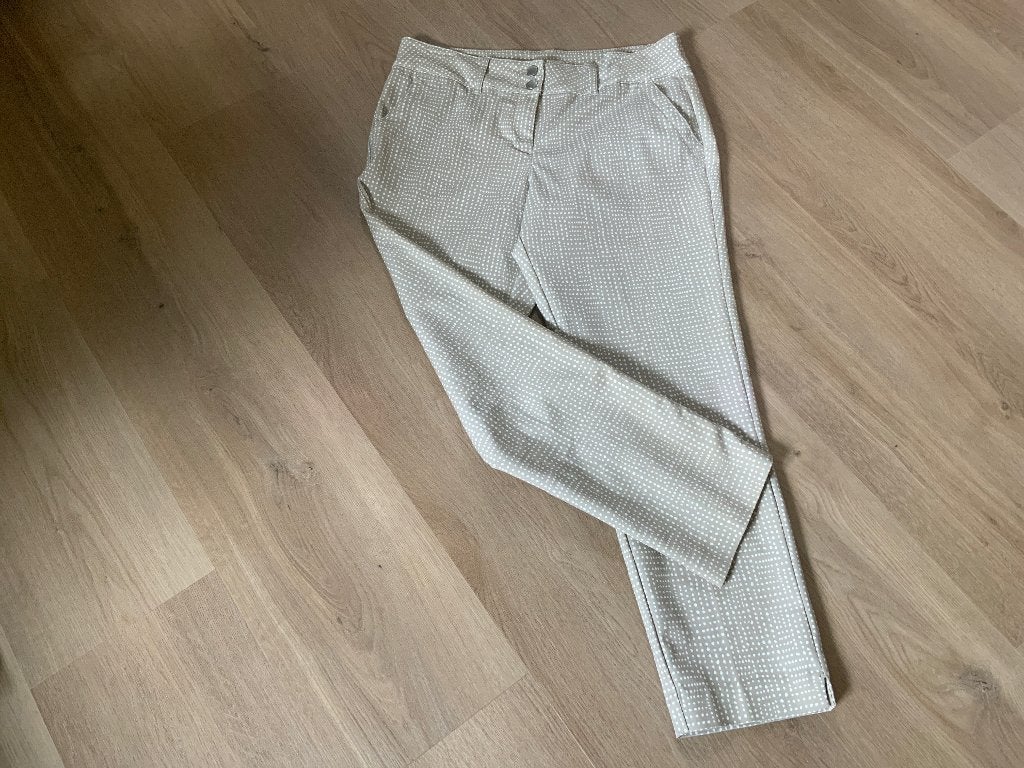 Super leuke travelstof broek Red Button 42, Kleding | Dames, Broeken en Pantalons, Verzenden, Beige, Maat 42/44 (L), Zo goed als nieuw