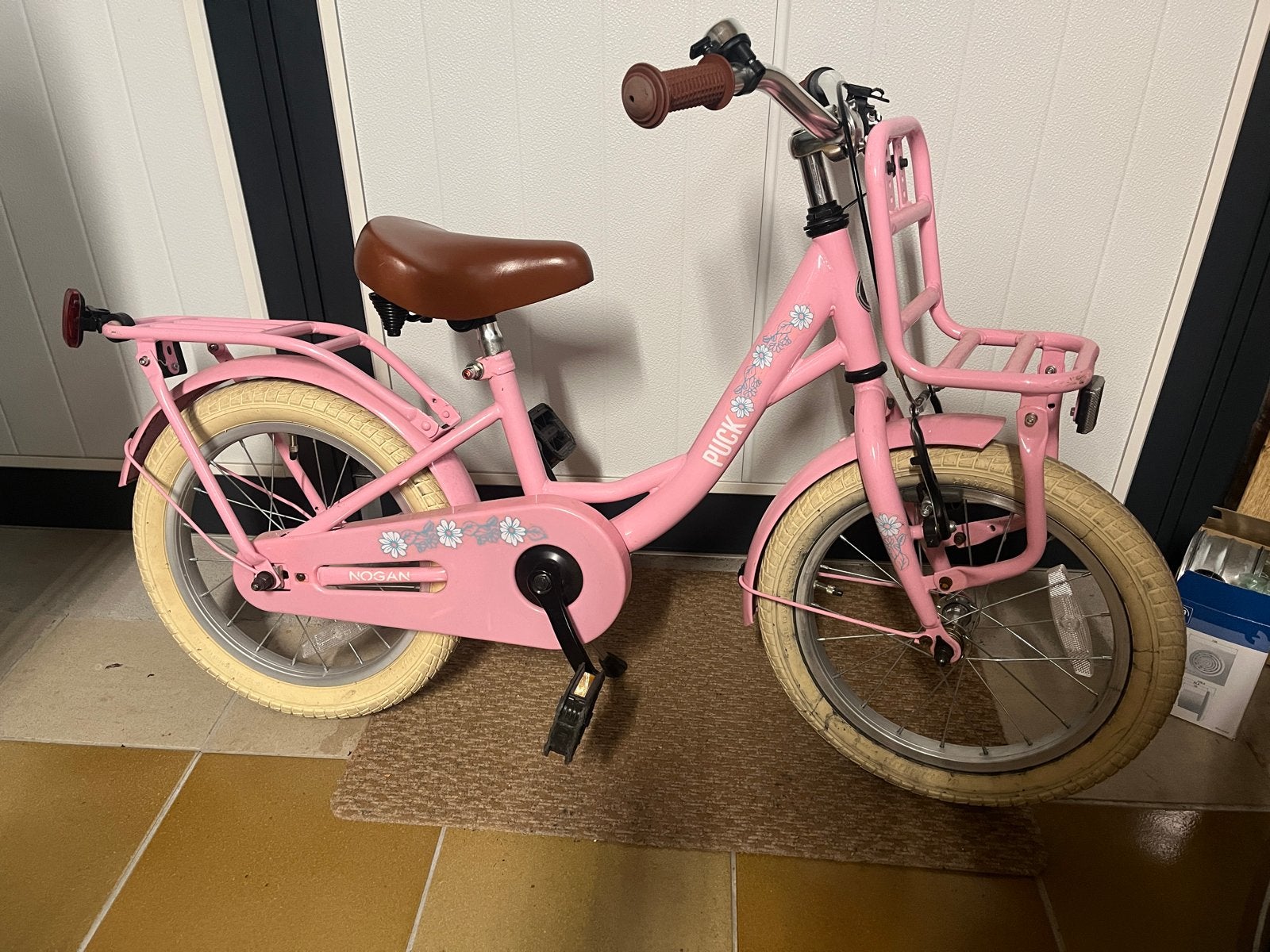Roze Nogan Puck kinderfiets 16 inch met rekje, Fietsen en Brommers, Ophalen, Gebruikt, Terugtraprem, 16 tot 20 inch