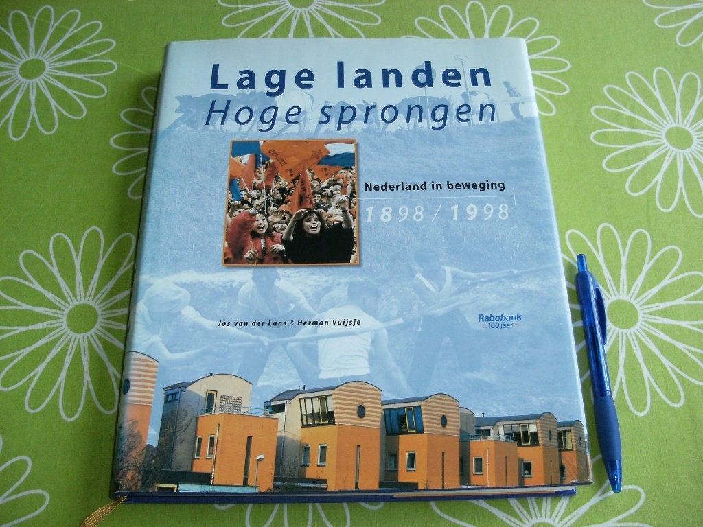Lage landen Hoge sprongen - 100 jaar Rabobank, Ophalen of Verzenden, Zo goed als nieuw