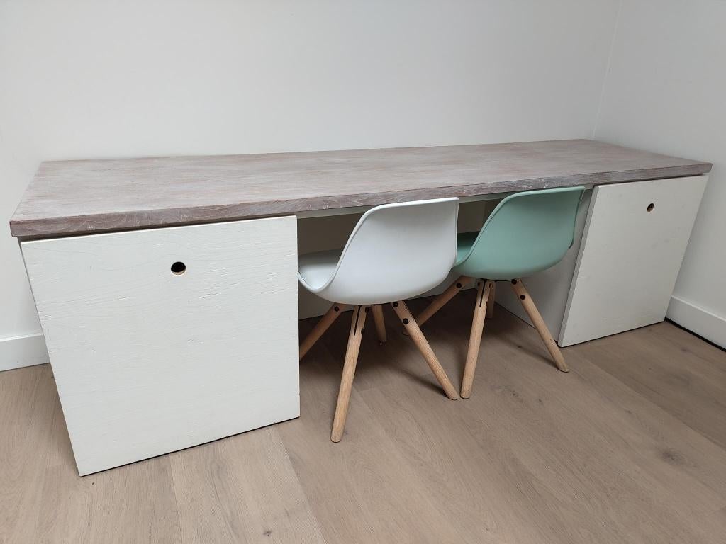 Speeltafel inclusief opberglades en twee stoeltjes, Kinderen en Baby's, Kinderkamer | Tafels en Stoelen, Ophalen, Zo goed als nieuw
