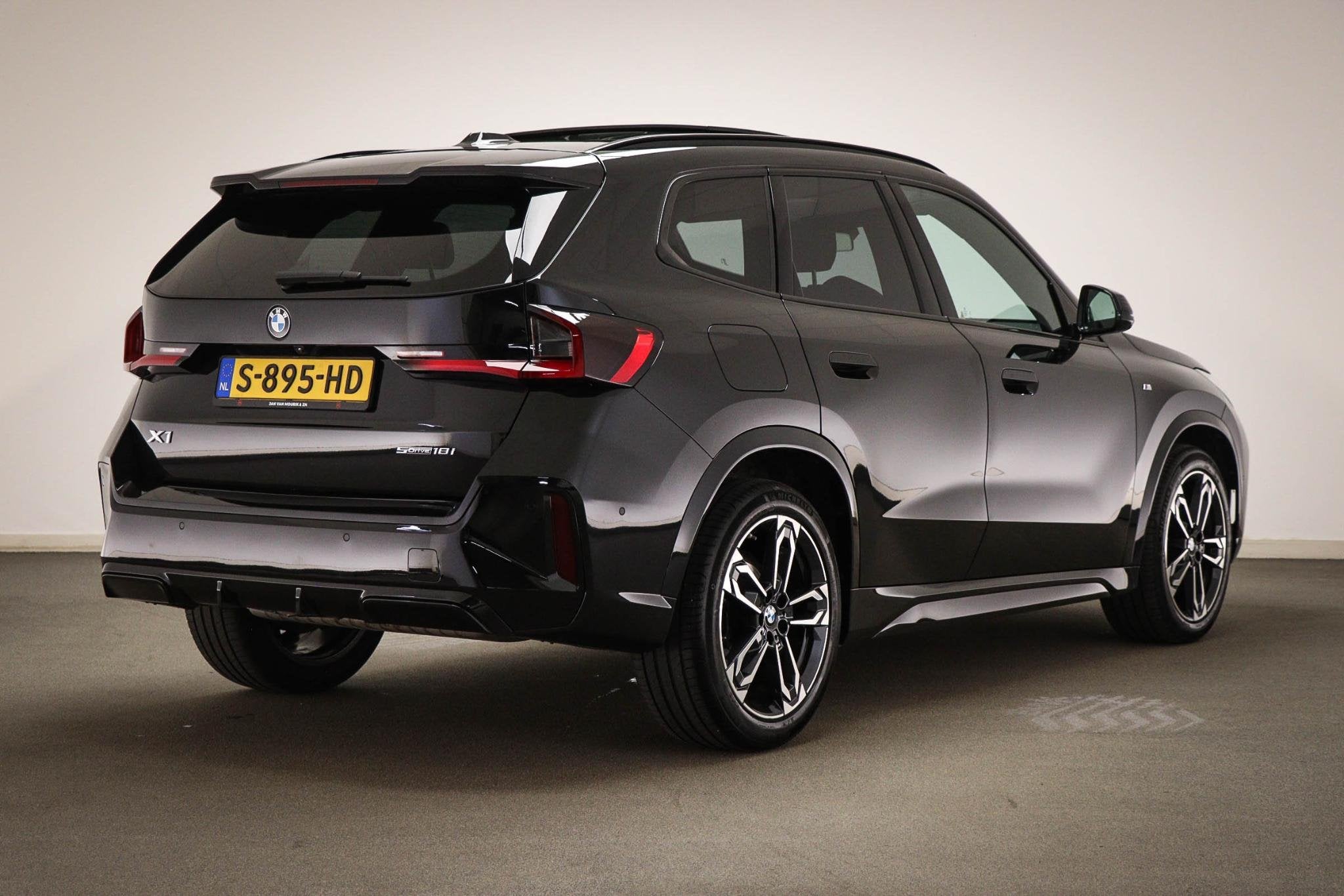 BMW X1 sDrive18i M-Sport | PANORAMADAK | HEAD UP | MASSAGE |, Auto's, BMW, 136 pk, Gebruikt, Met garantie (alle), Zwart