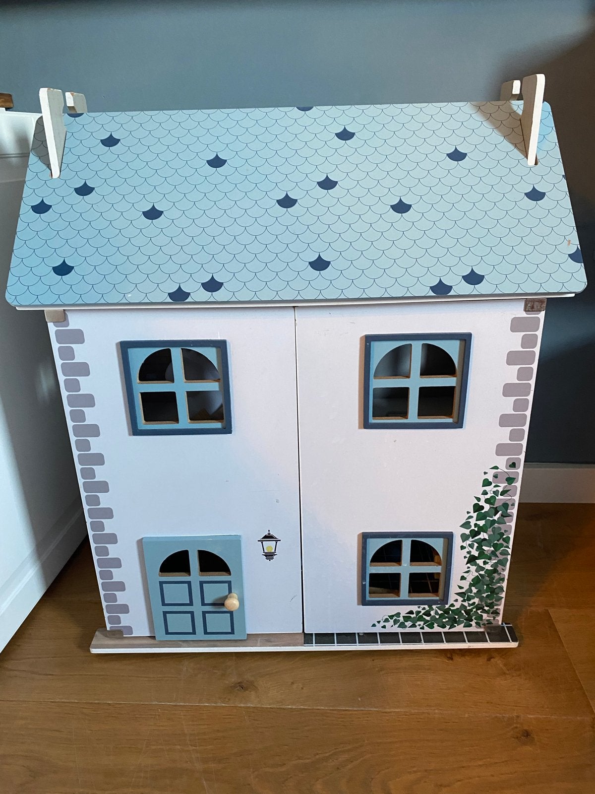 Groot houten poppenhuis met meubels en poppen, Ophalen, Zo goed als nieuw, Poppenhuis