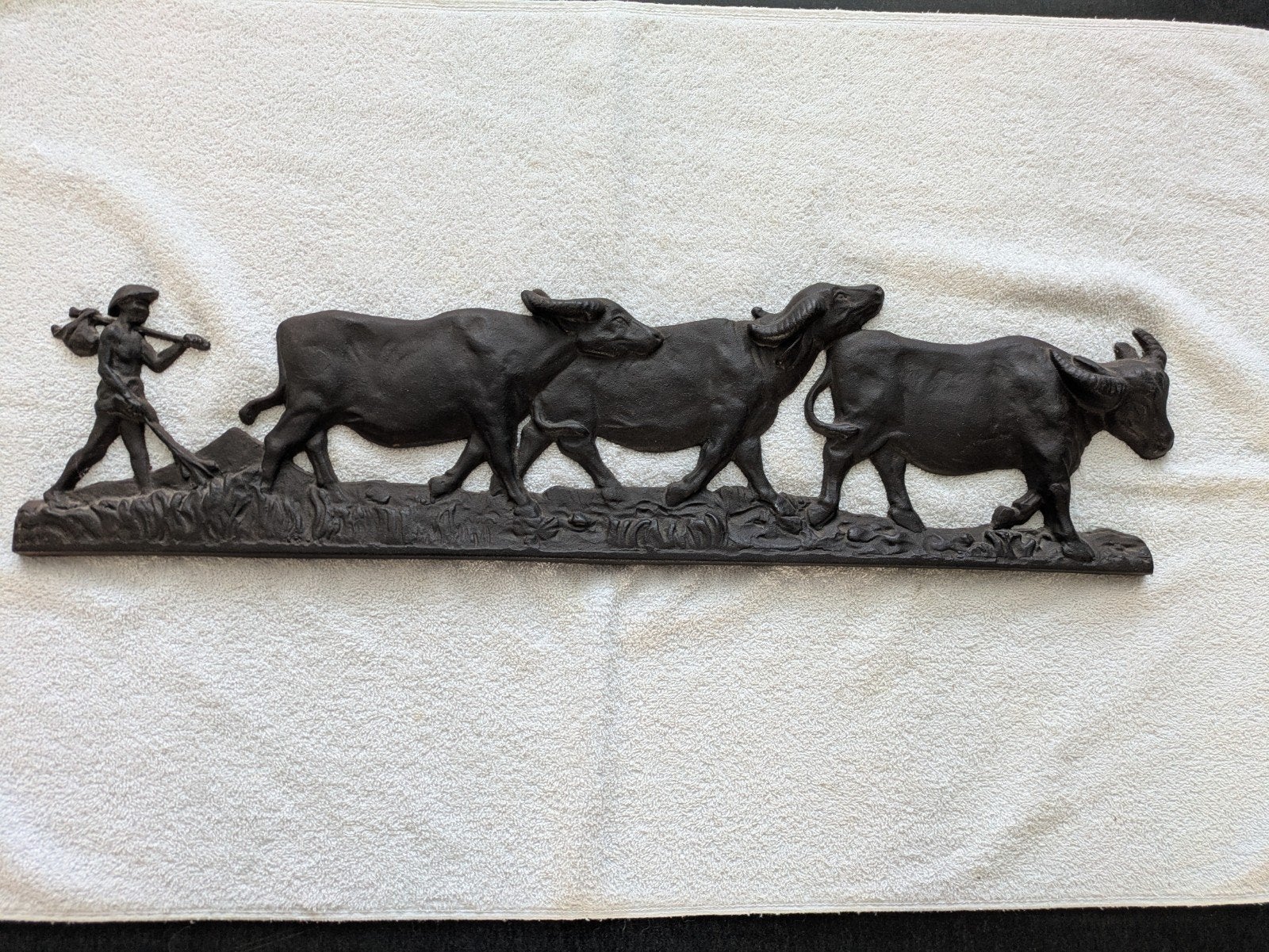 Bronzen wanddecoratie: boer met waterbuffels, Antiek en Kunst, Ophalen, Weerbestendig, 50 - 100 cm, Brons