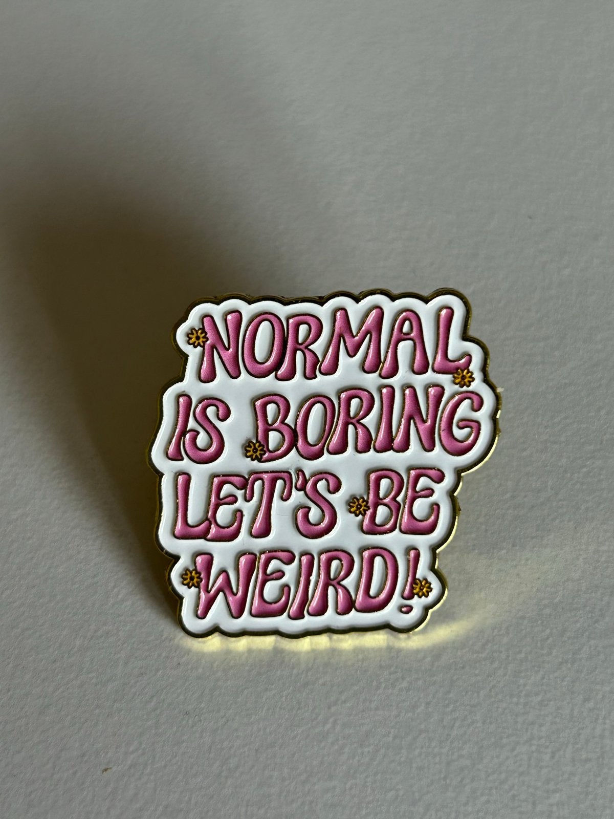 Pin: Normal is Boring Let's Be Weird! - Unieke Speldje, Ophalen of Verzenden, Nieuw, Overige onderwerpen, Speldje of Pin
