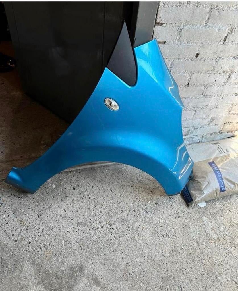 Origineel Rechts spatbord voor c1 of Peugeot 107, Ophalen of Verzenden, Voor, Citroën, Spatbord
