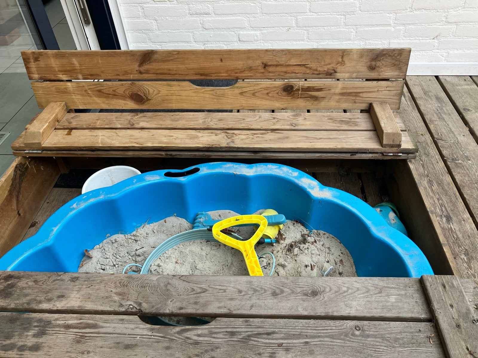 Houten zandbak met deksel en zand, Ophalen, Gebruikt