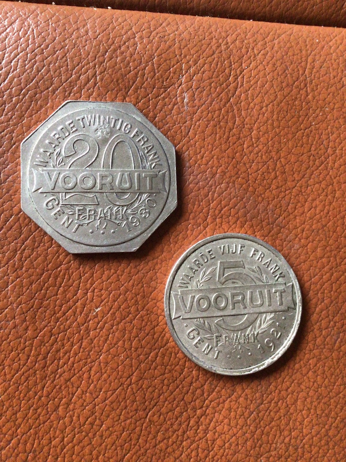 Twee Broodpenningen Gent Vooruit 20 en 5 Frank 1930 en 1921., Ophalen of Verzenden, Overige materialen