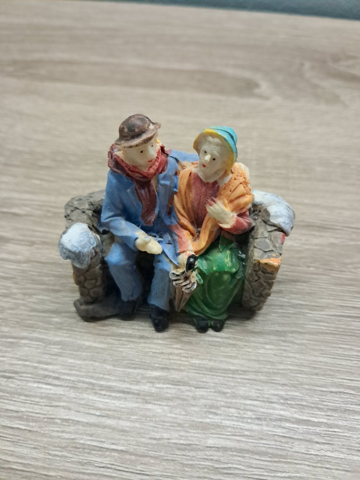 man en vrouw op een bankje, Diversen, Ophalen
