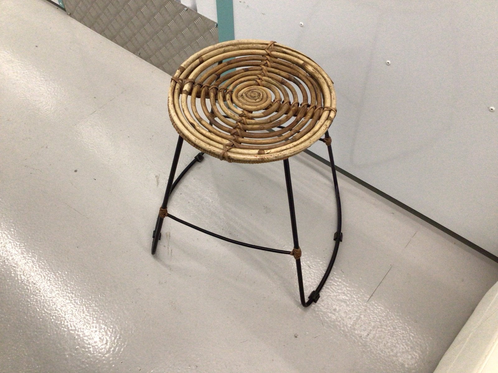 Rotan krukje met metalen onderstel, Ophalen of Verzenden, Gebruikt, Overige materialen