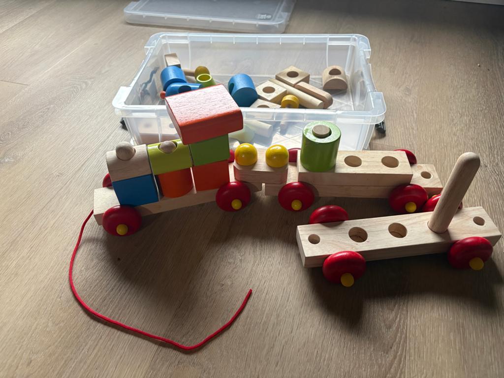 Houten trein met bouwblokken en opbergbox, Ophalen of Verzenden, Gebruikt, Rij- of Hobbelspeelgoed