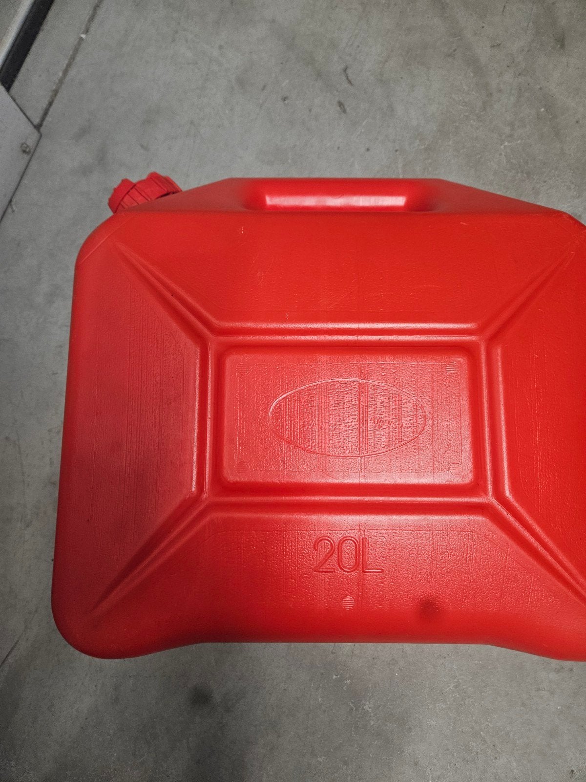 Rode jerrycan 20L met schenktuit, Ophalen