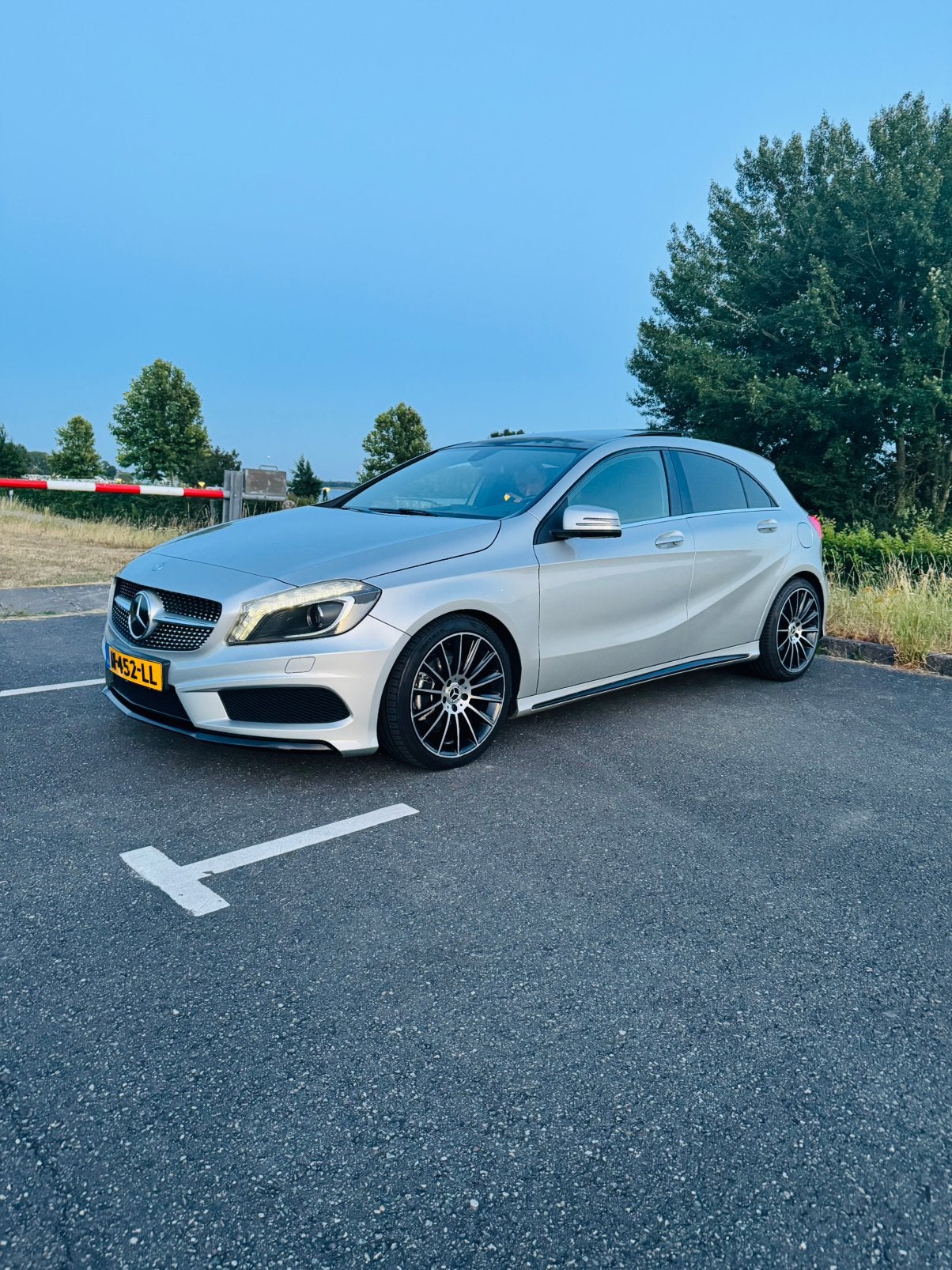 Mercedes A200 | Schuifdak | Leer | Stoelverwarming, Auto's, Mercedes-Benz, Voorwielaandrijving, Zwart, Handgeschakeld, Particulier