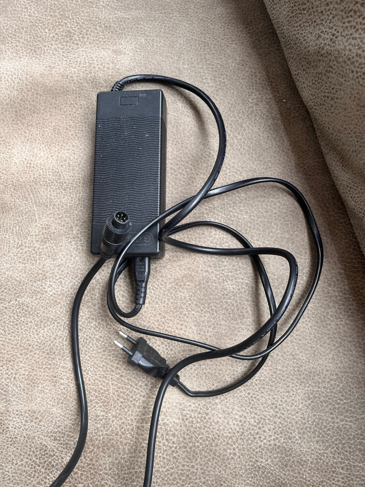GO SOLID! AC/DC Oplader 42.0V 2.0A voor 36V accu's, Gebruikt