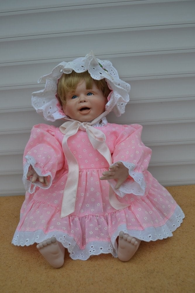 OPRUIMING: Mooie E.W. porseleinen baby pop NR 8722, Ophalen of Verzenden, Zo goed als nieuw, Babypop