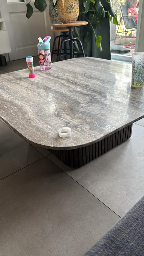 Moderne salontafel met travertine blad, Huis en Inrichting, Tafels | Salontafels, Ophalen, Overige materialen, 50 tot 100 cm, 50 tot 100 cm