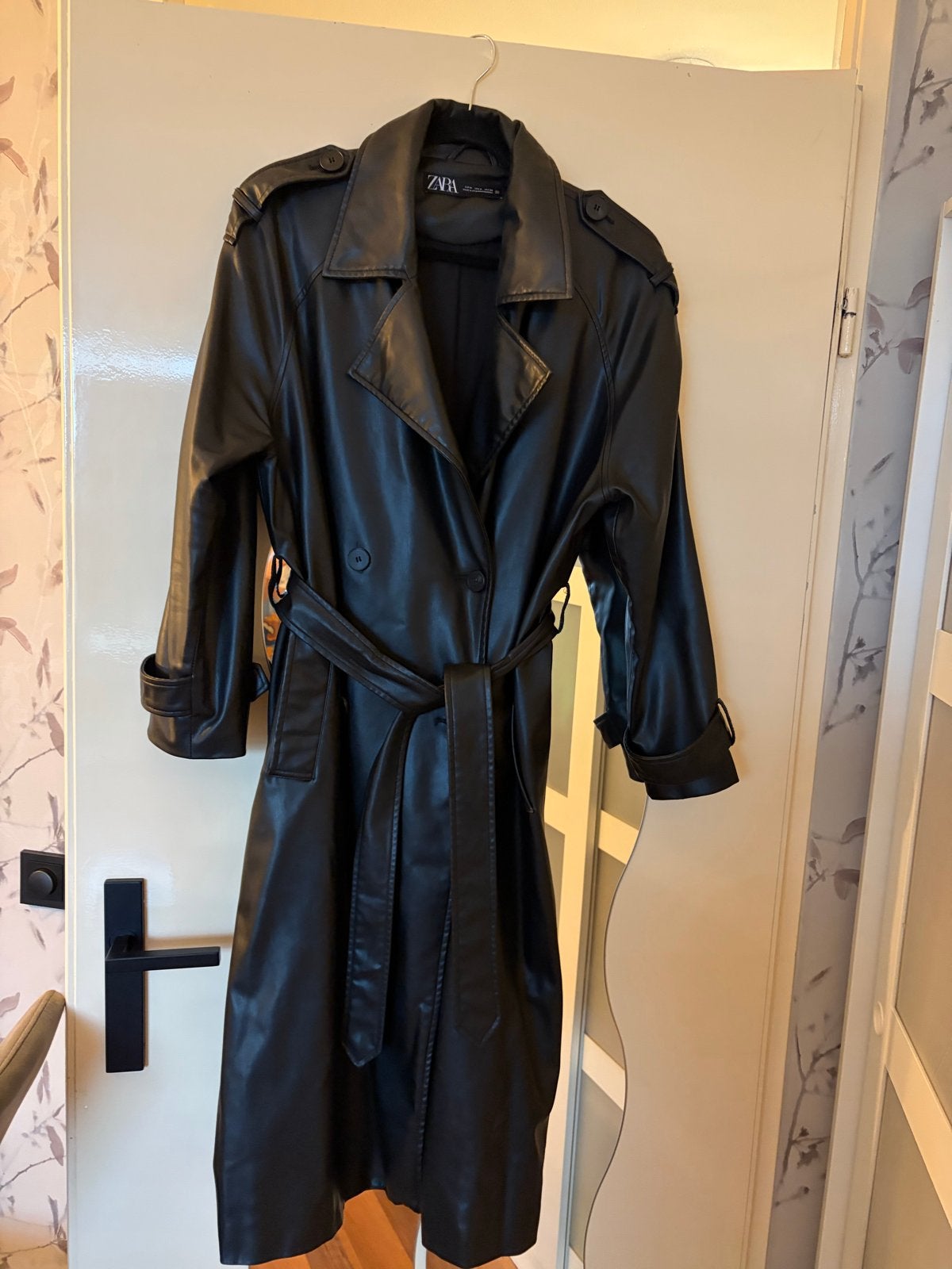 Zwarte leren trenchcoat van Zara - Maat M, Kleding | Dames, Ophalen, Gedragen, Maat 38/40 (M), Zwart
