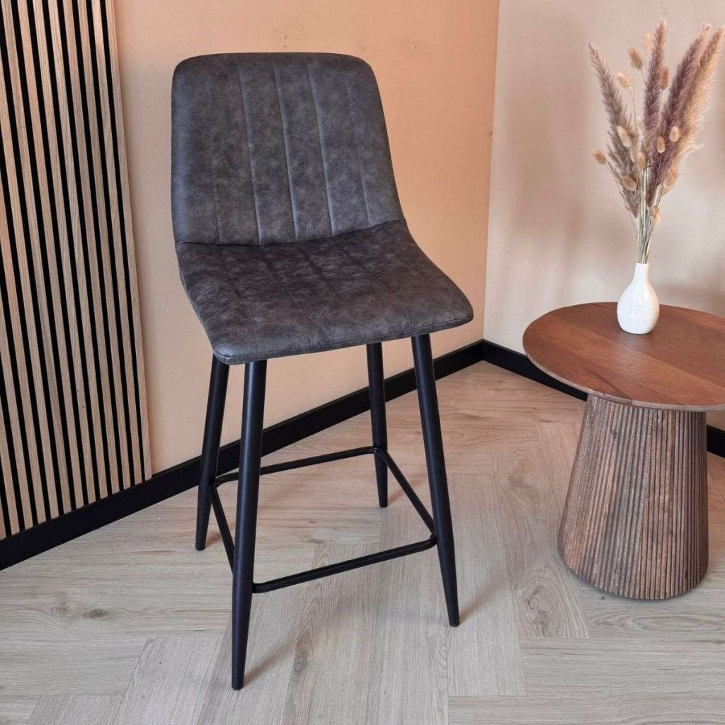 -50% Showroommodel 2x Barkruk Jax – Microleder Antraciet, Huis en Inrichting, Barkrukken, Niet ingevuld, Niet ingevuld, Nieuw