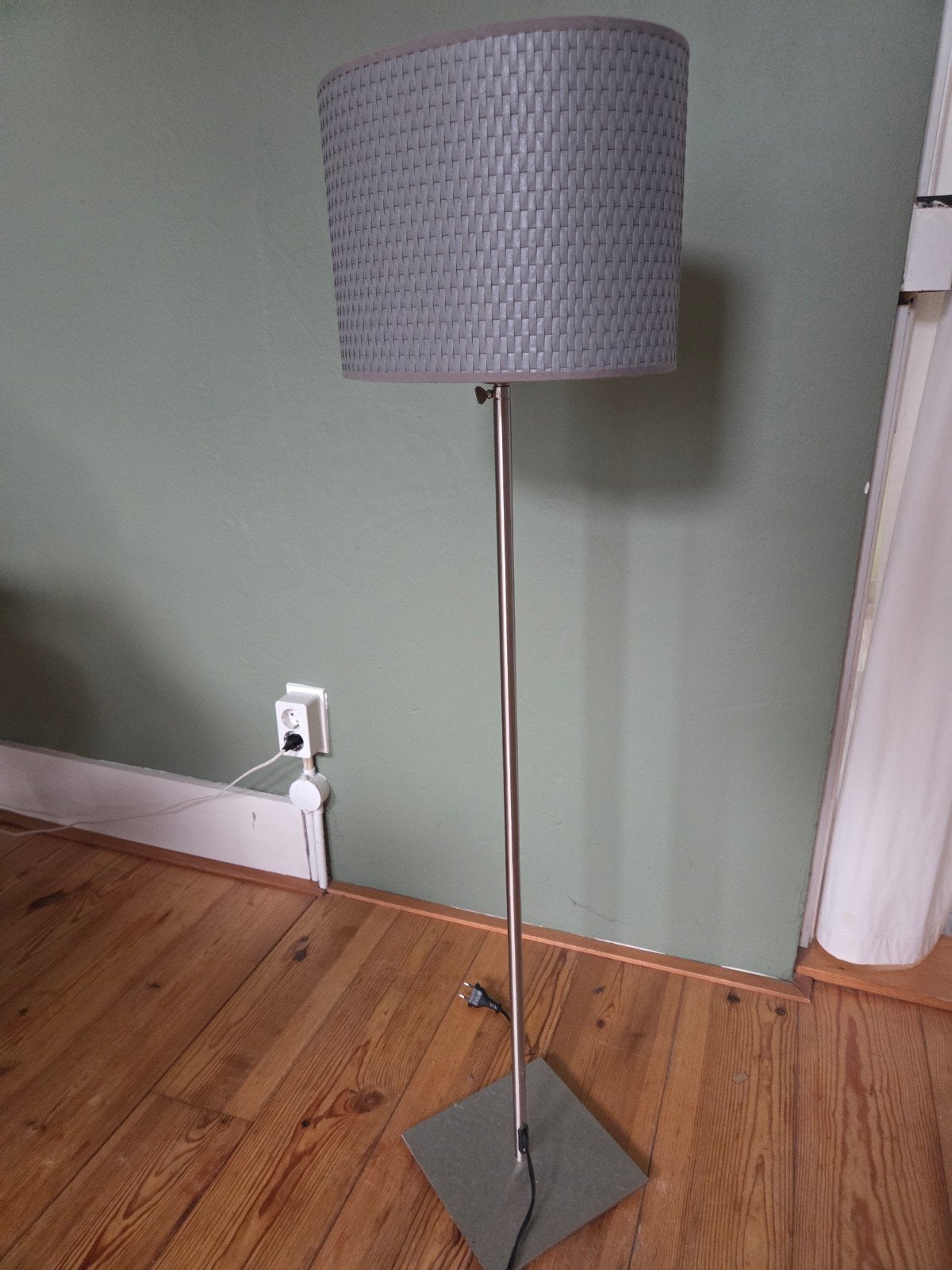 Grijze vloerlamp in zeer goede staat, Ophalen, 100 tot 150 cm, E27 (groot), Textiel