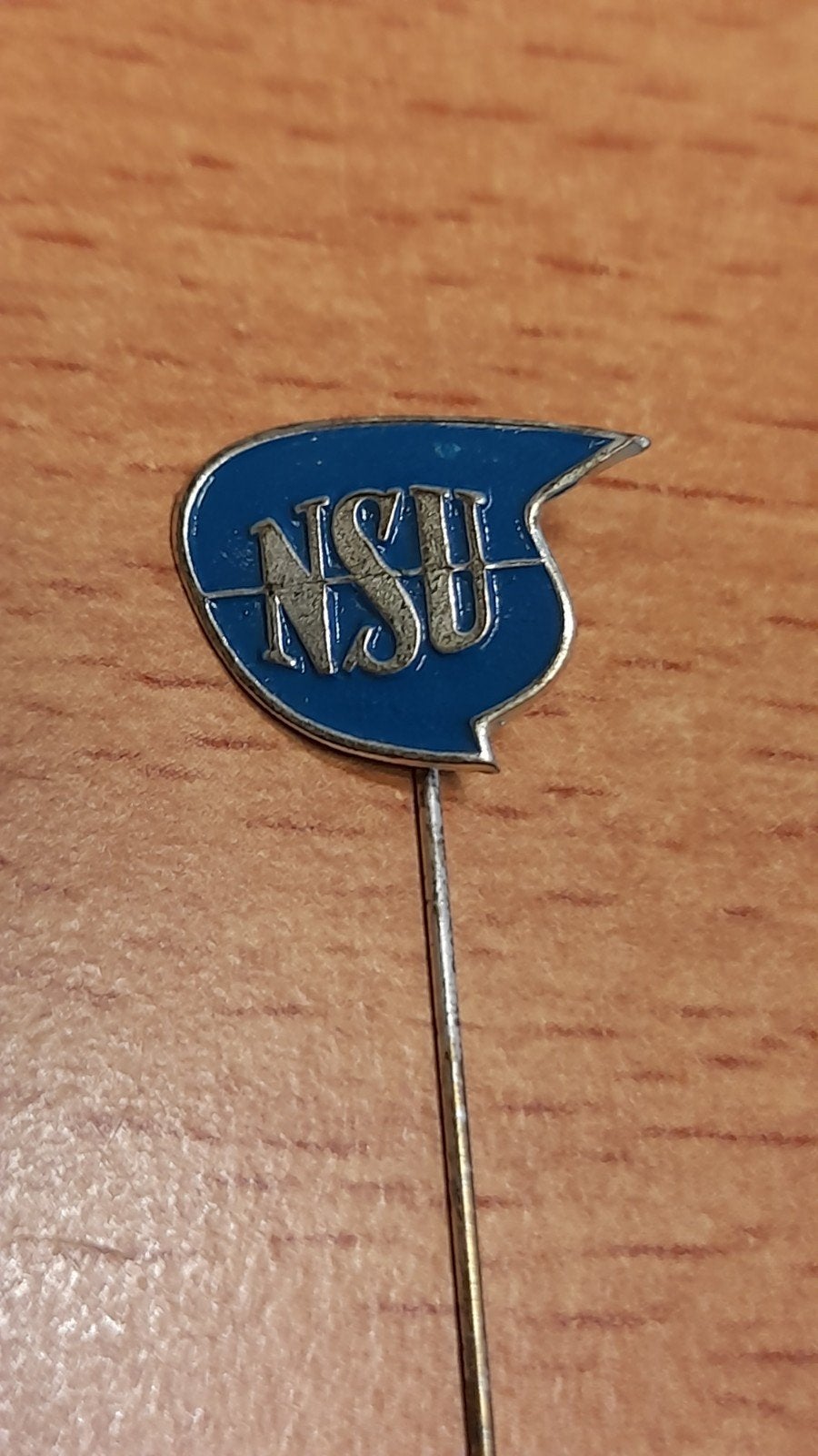 Vintage NSU Speldje - Blauw  Pin, Verzamelen, Speldjes, Pins en Buttons, Verzenden, Gebruikt