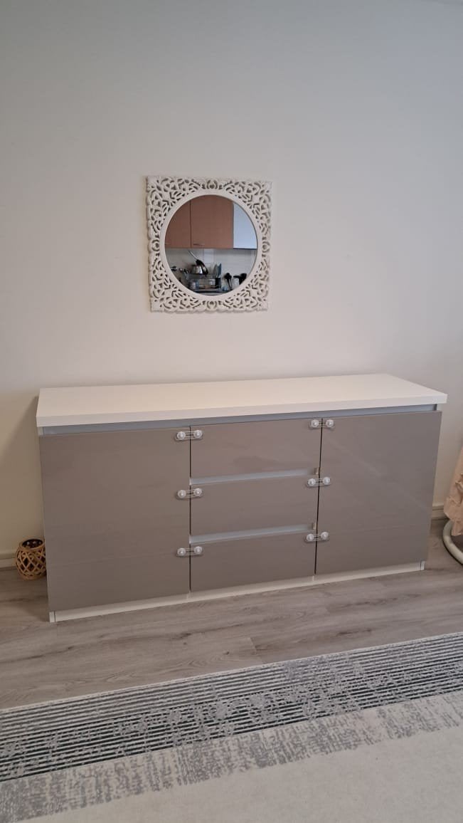 Modern dressoir met spiegel - veel opbergruimte, Ophalen, Overige materialen, Gebruikt, 150 tot 200 cm