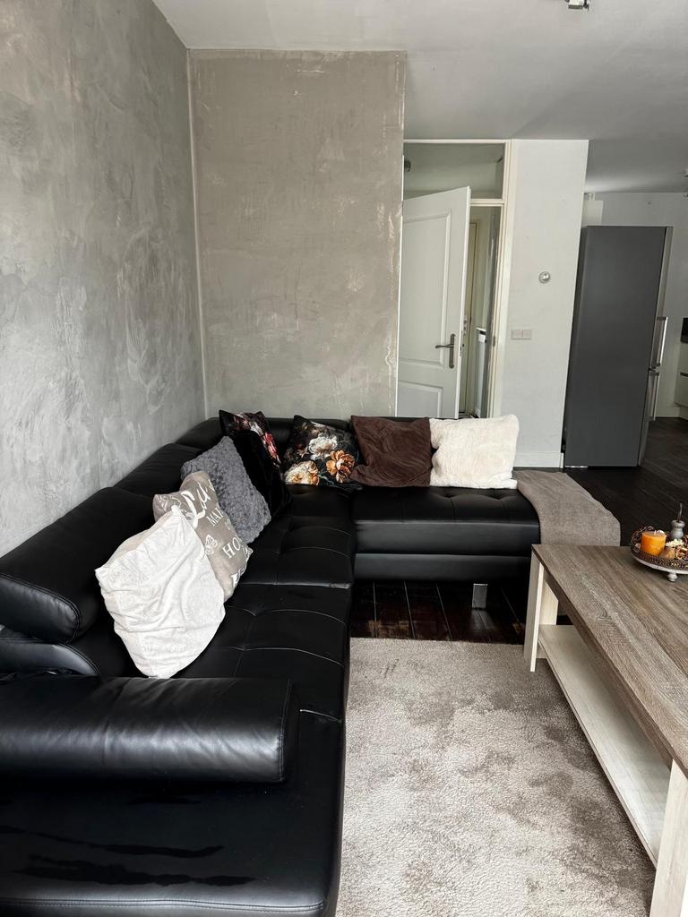 Zwarte hoekbank / loungebank van kunstleer, Ophalen, Gebruikt
