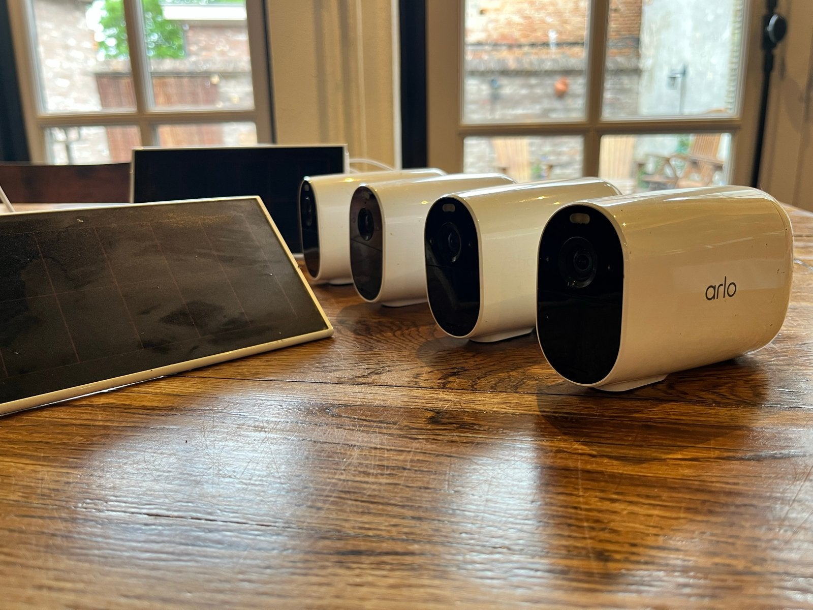 Arlo Beveiligingscamera's met 2 Zonnepanelen en Oplader, Ophalen of Verzenden, Gebruikt, Buitencamera