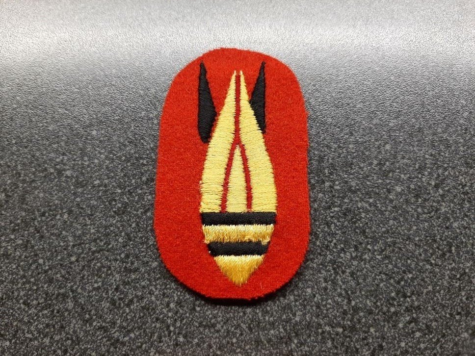 België  Bomb  Badge  ( Belgische  EOD )  75X43MM., Ophalen of Verzenden, Landmacht, Overige gebieden, Embleem of Badge